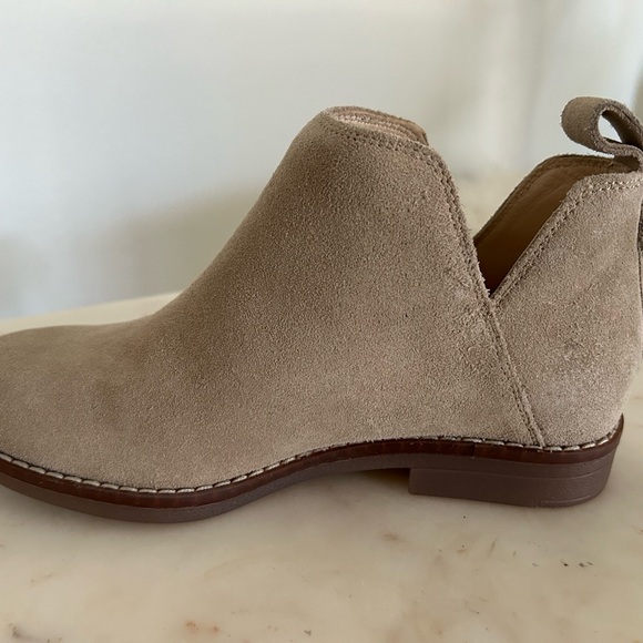 Hush puppy booties toes suede. Size 6, new with box. - Picture 2 of 6